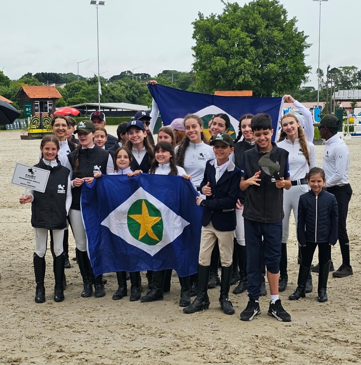 Em breve, a FHIMT dá a largada para as competições de salto. É hora de superar limites!"🏇✨"